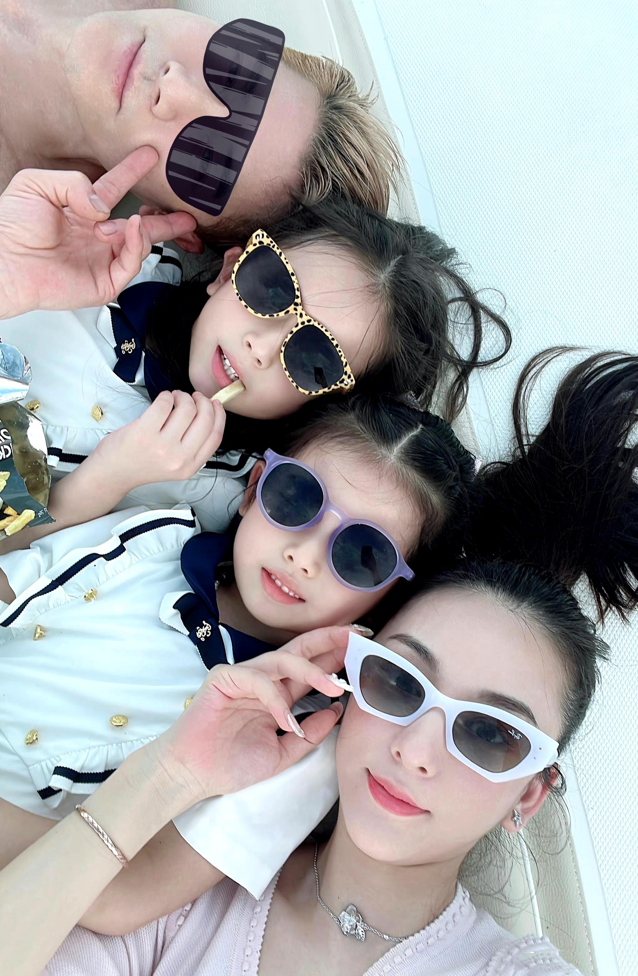 郭富城全家福曝光，携娇妻开游轮过端午，俩女儿颜值超高像双胞胎-郭富城家中老几