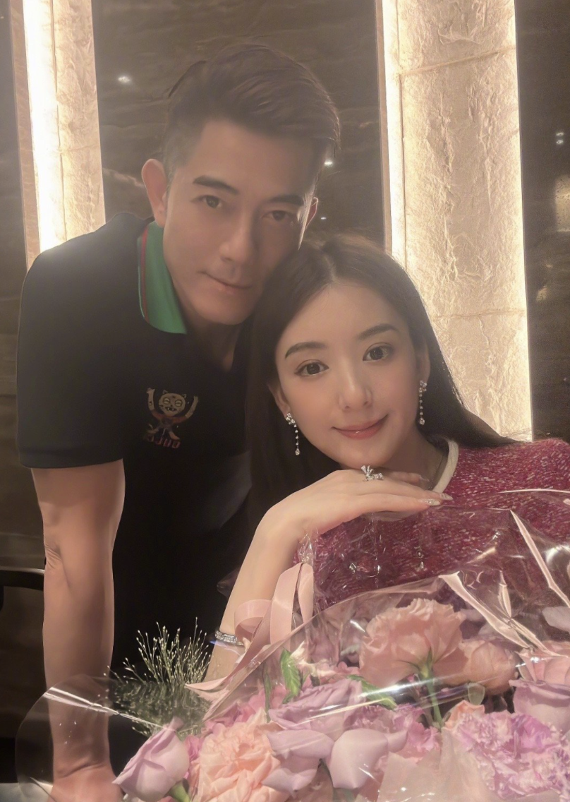 郭富城全家福曝光，携娇妻开游轮过端午，俩女儿颜值超高像双胞胎-郭富城家中老几