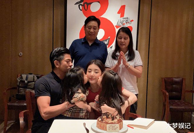 郭富城罕曝全家福！同框“差2岁岳父”网惊：不老天王-郭富城一家最近情况