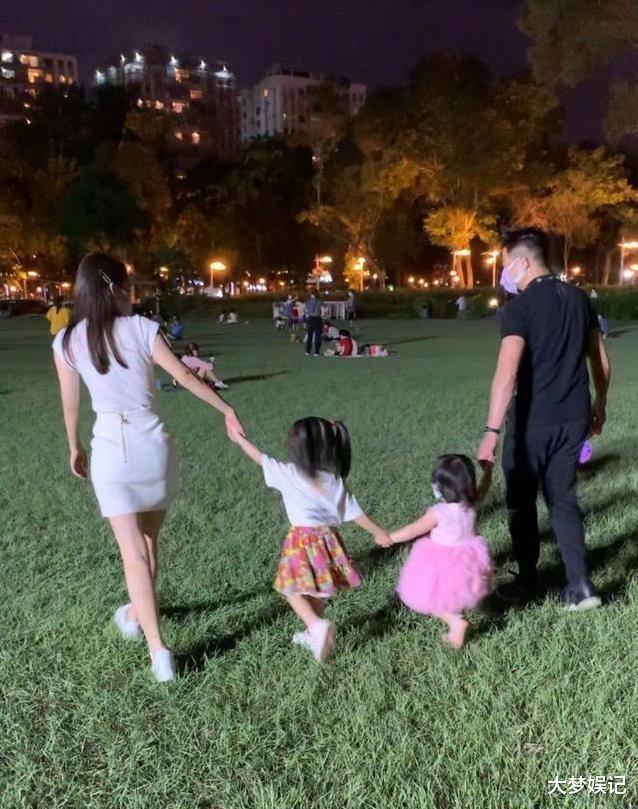 郭富城罕曝全家福！同框“差2岁岳父”网惊：不老天王-郭富城一家最近情况