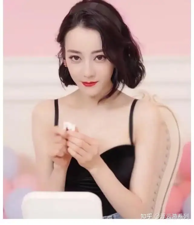 迪丽热巴又推新封面，90后顶流秀背影杀，扎染色麻花辫过于抢镜-迪丽热巴披发