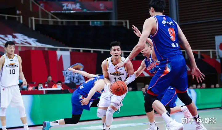 辽宁输球显弊端！篮板狂输23个，郭艾伦6次失误，他该理智一些-辽宁篮球输了