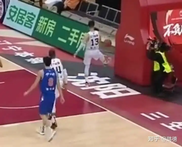 辽宁输球显弊端！篮板狂输23个，郭艾伦6次失误，他该理智一些-辽宁篮球输了