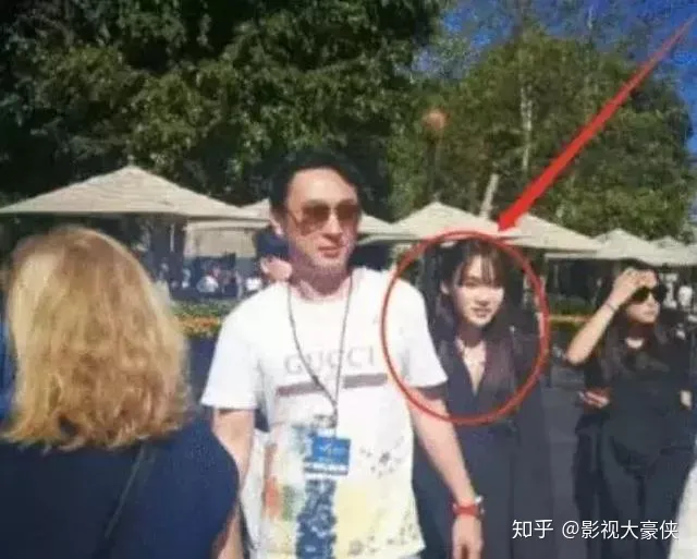 王思聪被限制高消费后终于现身！看到他旁边站的人，网友：服了-王思聪为啥破产