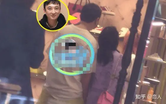 不惧舔狗外号！王思聪与美女逛商场 女方还把玩他的手-王思聪带美女聚餐