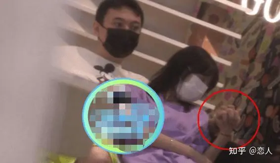 不惧舔狗外号！王思聪与美女逛商场 女方还把玩他的手-王思聪带美女聚餐