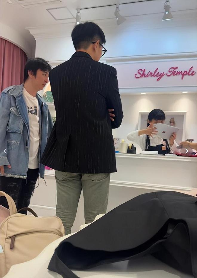 王思聪现身日本顶级童装店！还买了不少女童服装-王思聪日本料理店