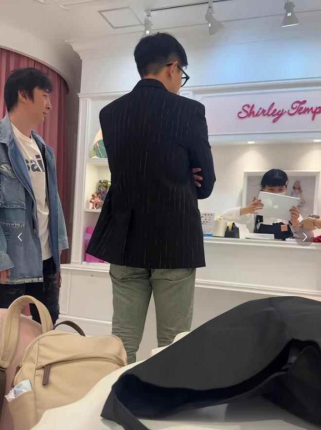王思聪现身日本顶级童装店！还买了不少女童服装-王思聪日本料理店