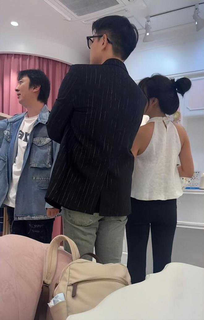 王思聪现身日本顶级童装店！还买了不少女童服装-王思聪日本料理店