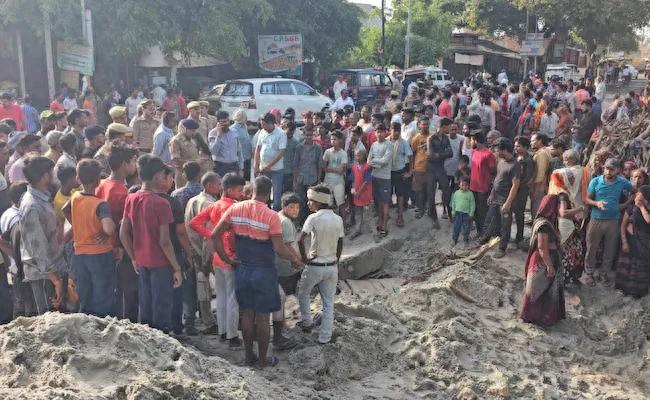 印度一沙车翻覆 祖孙三代9人被活埋8人身亡 全家仅4岁女童生还-印度事故最新消息