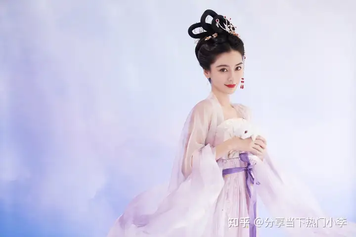 不经意间，刘亦菲又走在了“85花”前面！-刘亦菲不是85花是75花吗