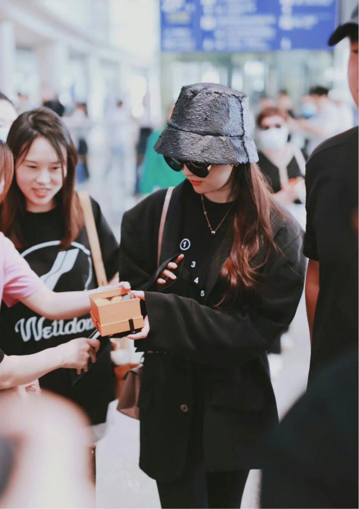 刘亦菲低调回京，红发配大红唇变街拍酷公主，受粉丝追捧太火了-刘亦菲还在走红地毯