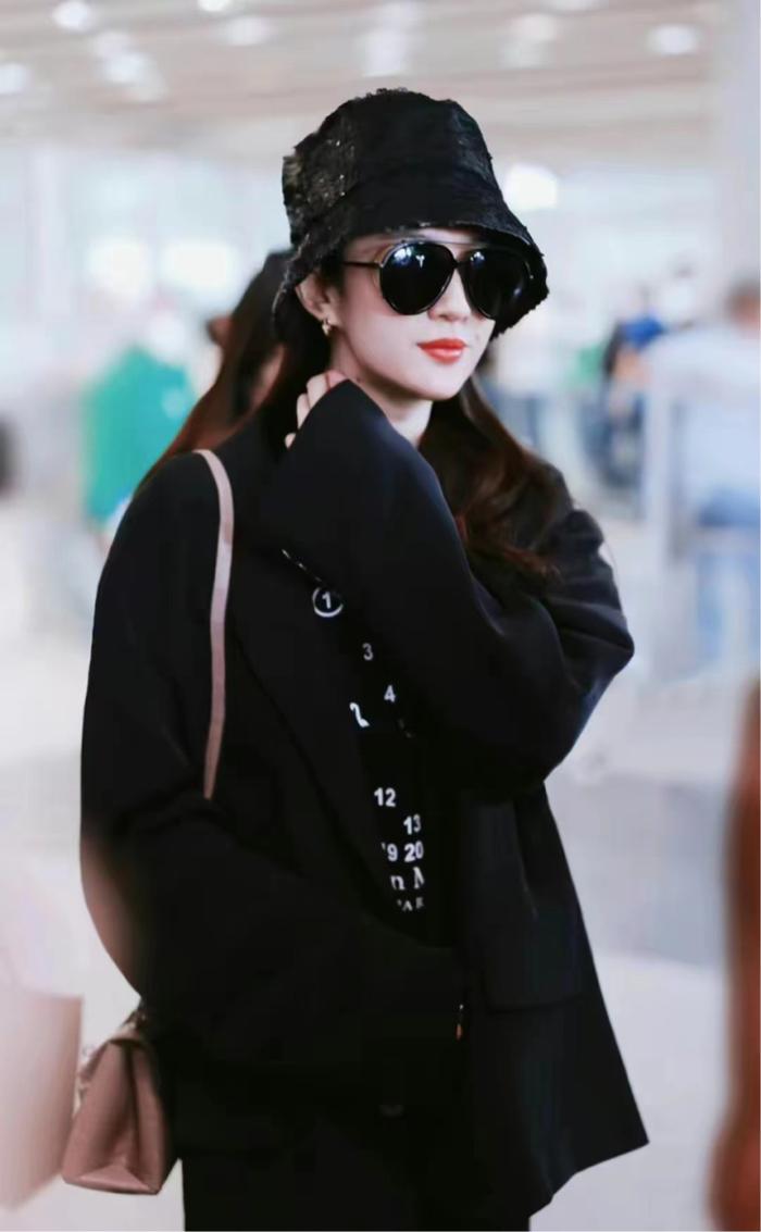 刘亦菲低调回京，红发配大红唇变街拍酷公主，受粉丝追捧太火了-刘亦菲还在走红地毯