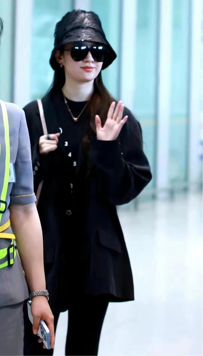 刘亦菲低调回京，红发配大红唇变街拍酷公主，受粉丝追捧太火了-刘亦菲还在走红地毯