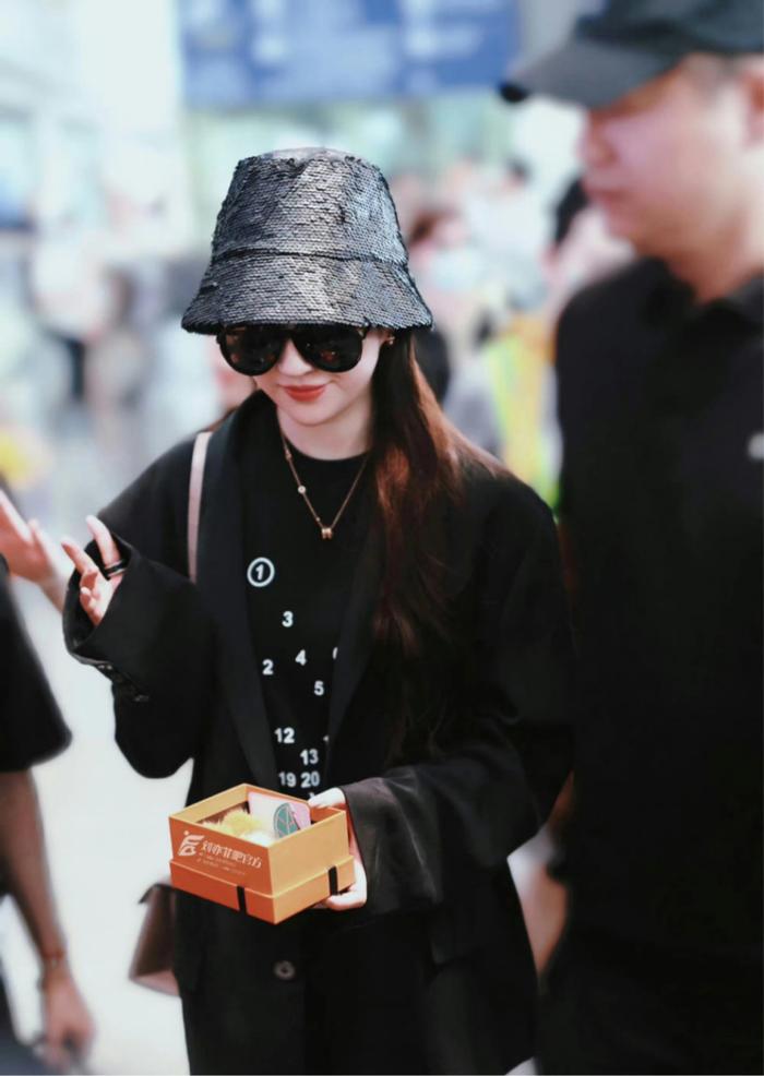 刘亦菲低调回京，红发配大红唇变街拍酷公主，受粉丝追捧太火了-刘亦菲还在走红地毯