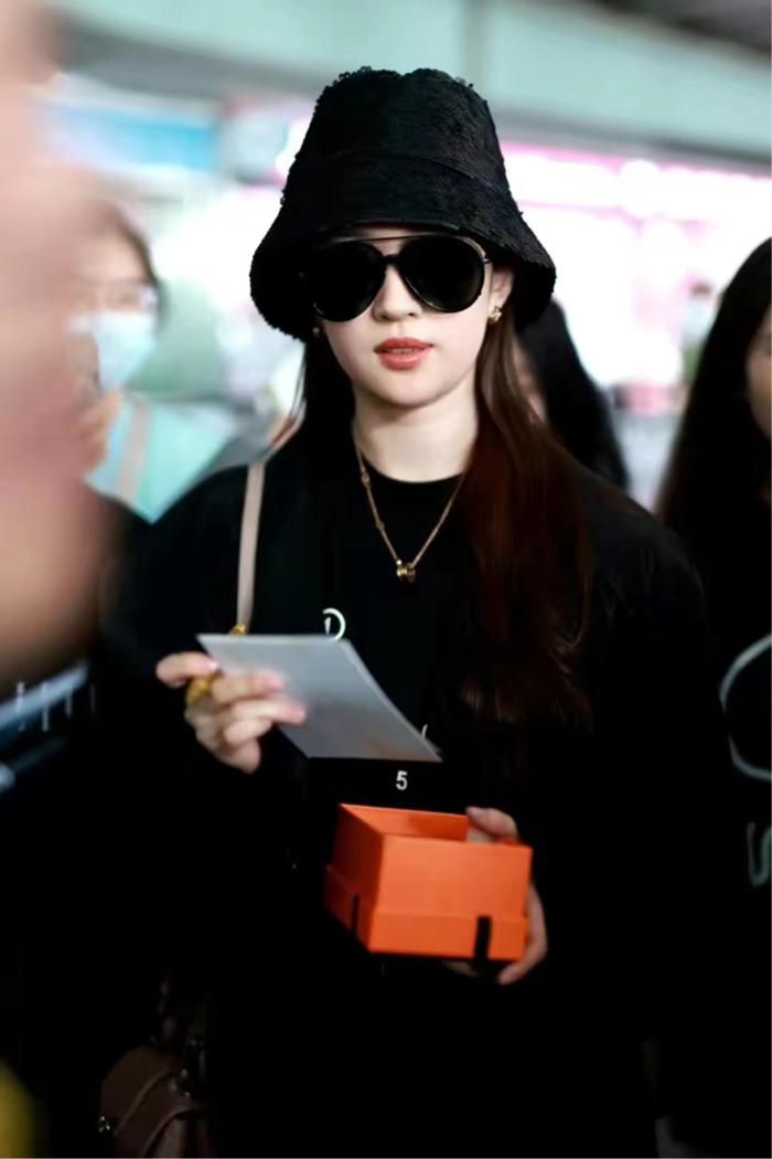 刘亦菲低调回京，红发配大红唇变街拍酷公主，受粉丝追捧太火了-刘亦菲还在走红地毯