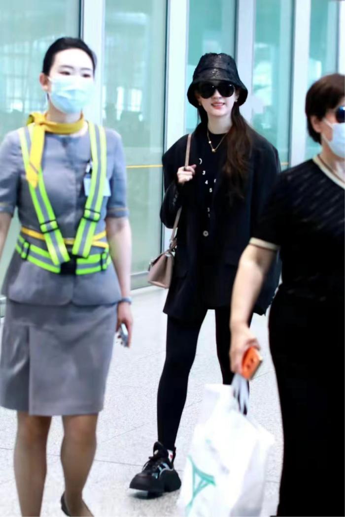 刘亦菲低调回京，红发配大红唇变街拍酷公主，受粉丝追捧太火了-刘亦菲还在走红地毯