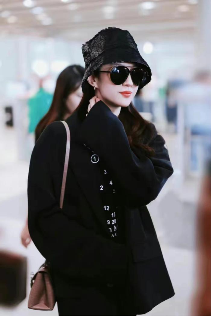 刘亦菲低调回京，红发配大红唇变街拍酷公主，受粉丝追捧太火了-刘亦菲还在走红地毯