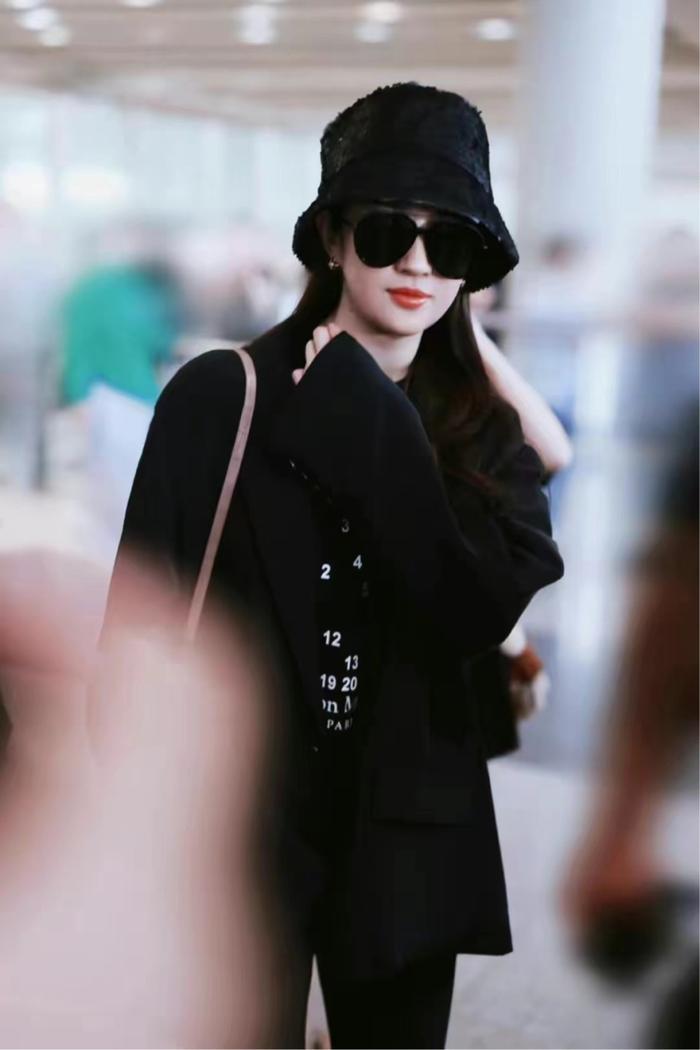 刘亦菲低调回京，红发配大红唇变街拍酷公主，受粉丝追捧太火了-刘亦菲还在走红地毯