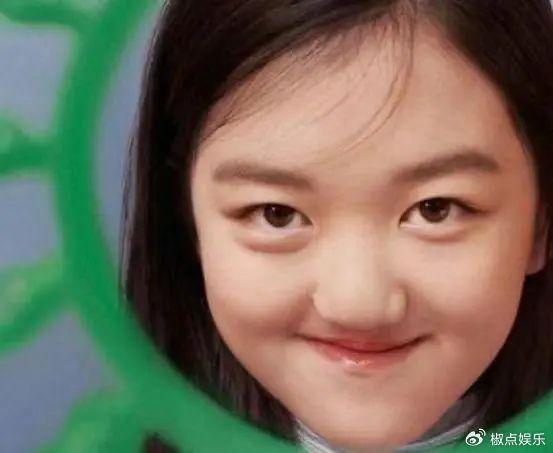 李嫣18岁生日照曝光，兔唇痕不见美到认不出，被王菲搂在怀里亲吻-李嫣太丑了