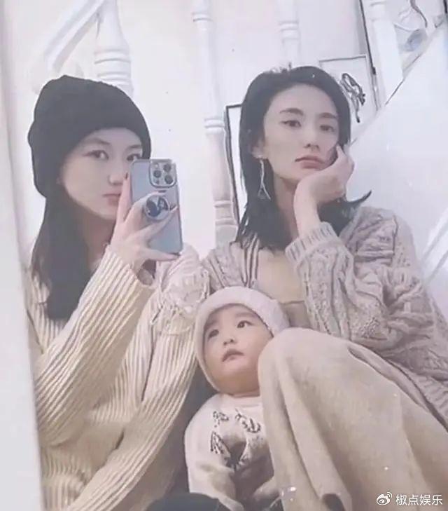 李嫣18岁生日照曝光，兔唇痕不见美到认不出，被王菲搂在怀里亲吻-李嫣太丑了