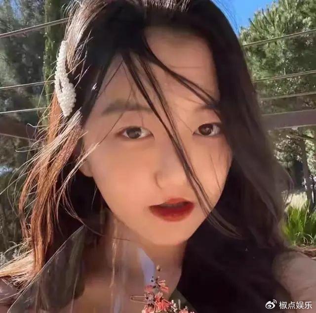 李嫣18岁生日照曝光，兔唇痕不见美到认不出，被王菲搂在怀里亲吻-李嫣太丑了