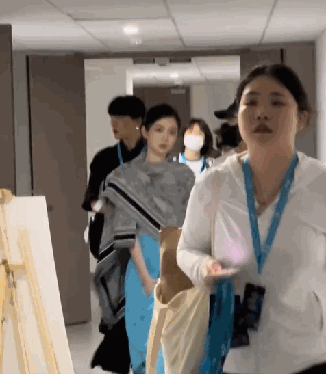 周也“耍大牌”事件愈演愈烈，央媒下场发实锤证据，给她上了一课-周也oo