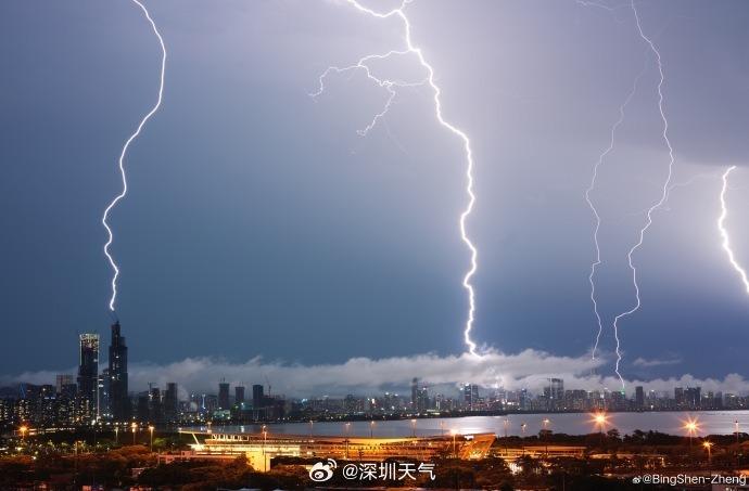 暴雨突袭深圳，全市进入暴雨紧急防御状态！知名景点部分城墙坍塌，系全国重点文保单位-深圳暴雨级别