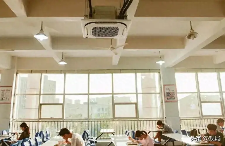 震惊！上课开空调必须扫码付费，一节课24，学生吐槽吃相太难看-教室开空调