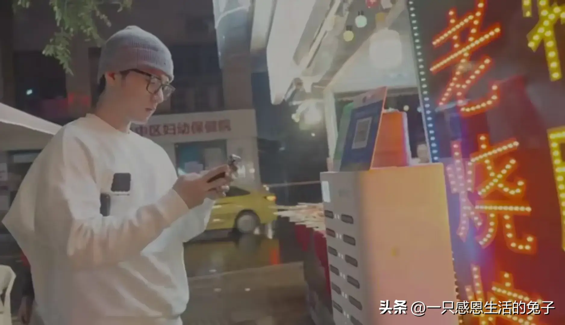 肖战：漫步重庆街头，商家连夜做打卡牌！地图都标好了，这速度！-肖战重庆打卡原图