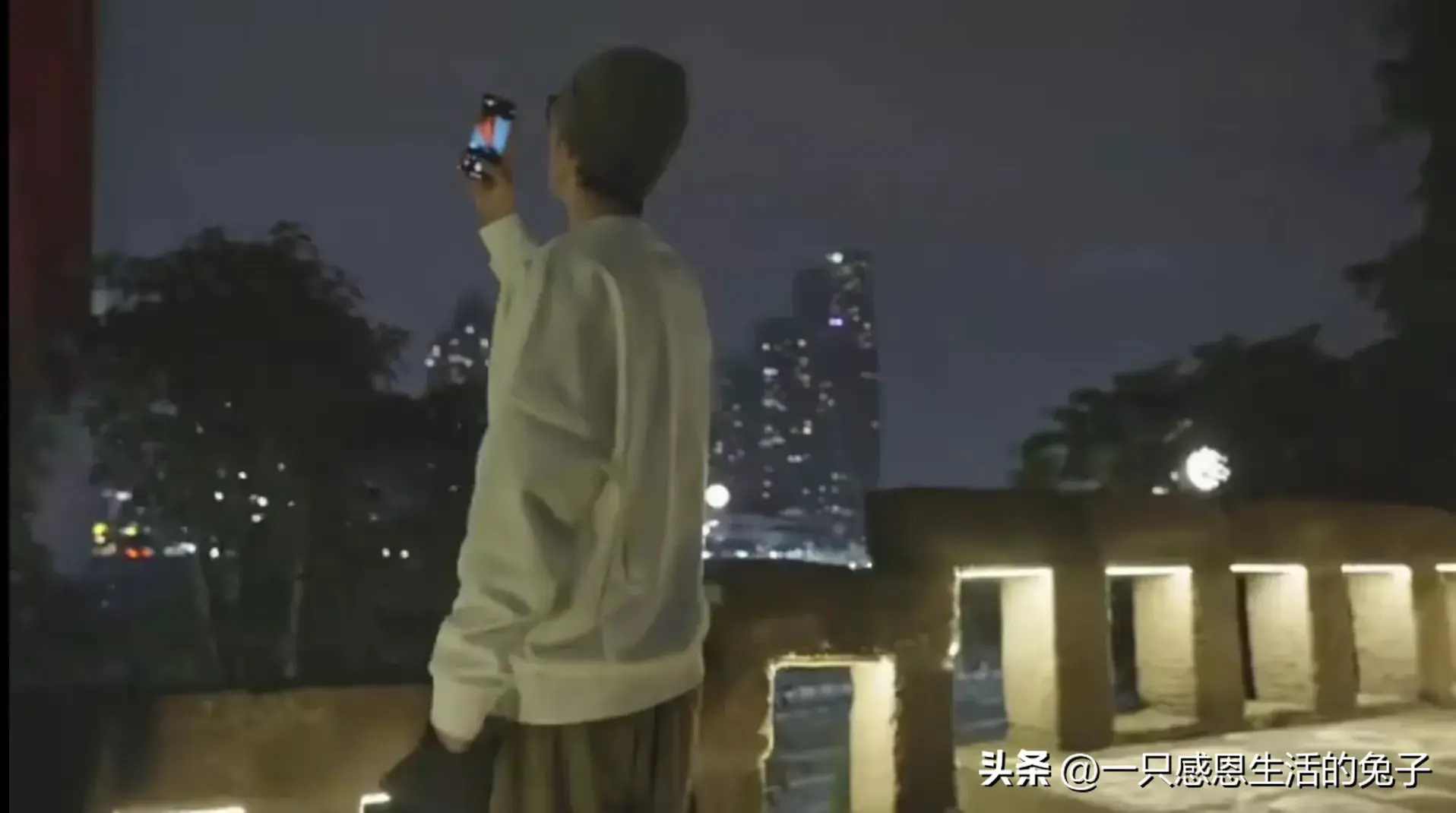 肖战：漫步重庆街头，商家连夜做打卡牌！地图都标好了，这速度！-肖战重庆打卡原图