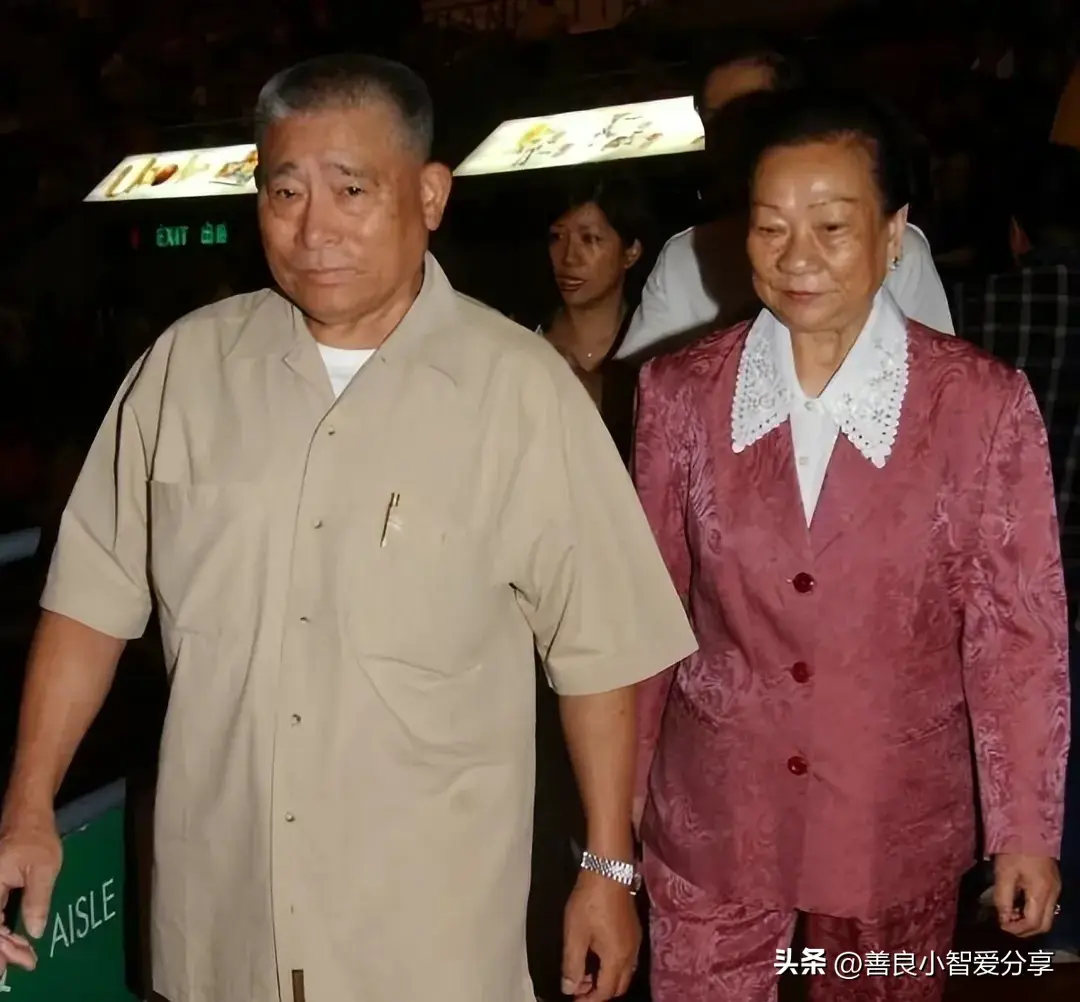 刘德华家族送别亲人，妻子女儿悲伤送别，娱乐圈齐声哀悼-刘德华家庭成员