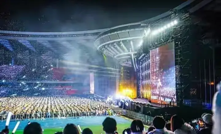 薛之谦：奔赴万人现场，用音乐点燃西宁之夜-薛之谦:奔赴万人现场,用音乐点燃西宁之夜唱的歌