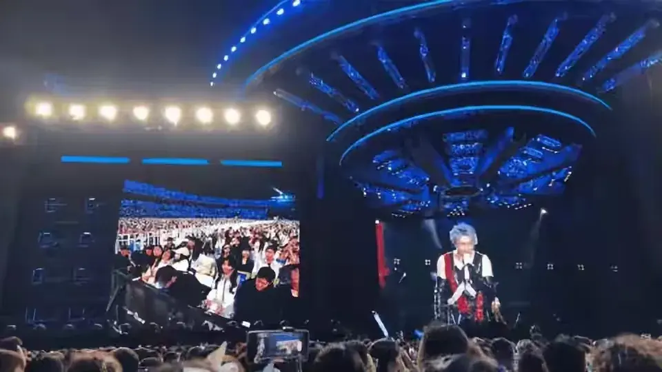 薛之谦：奔赴万人现场，用音乐点燃西宁之夜-薛之谦:奔赴万人现场,用音乐点燃西宁之夜唱的歌