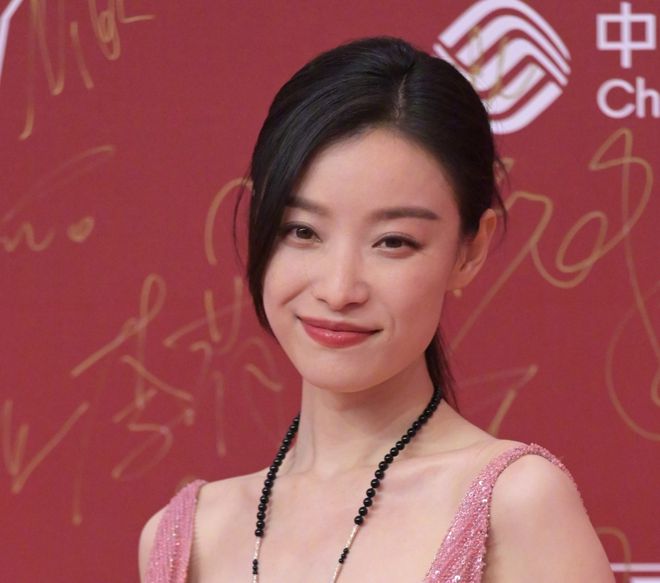 上海电影节明星怼脸生图：王源痘坑闭口明显，于文文变网红脸-王源长痘怎么回事