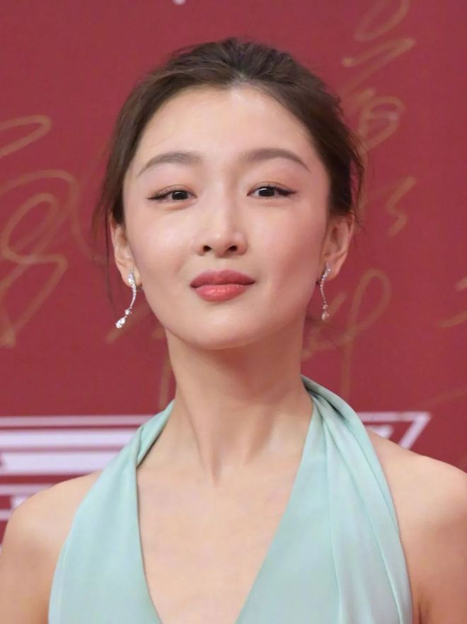 上海电影节明星怼脸生图：王源痘坑闭口明显，于文文变网红脸-王源长痘怎么回事