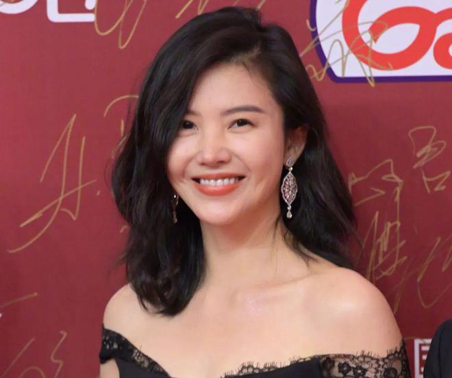 上海电影节明星怼脸生图：王源痘坑闭口明显，于文文变网红脸-王源长痘怎么回事