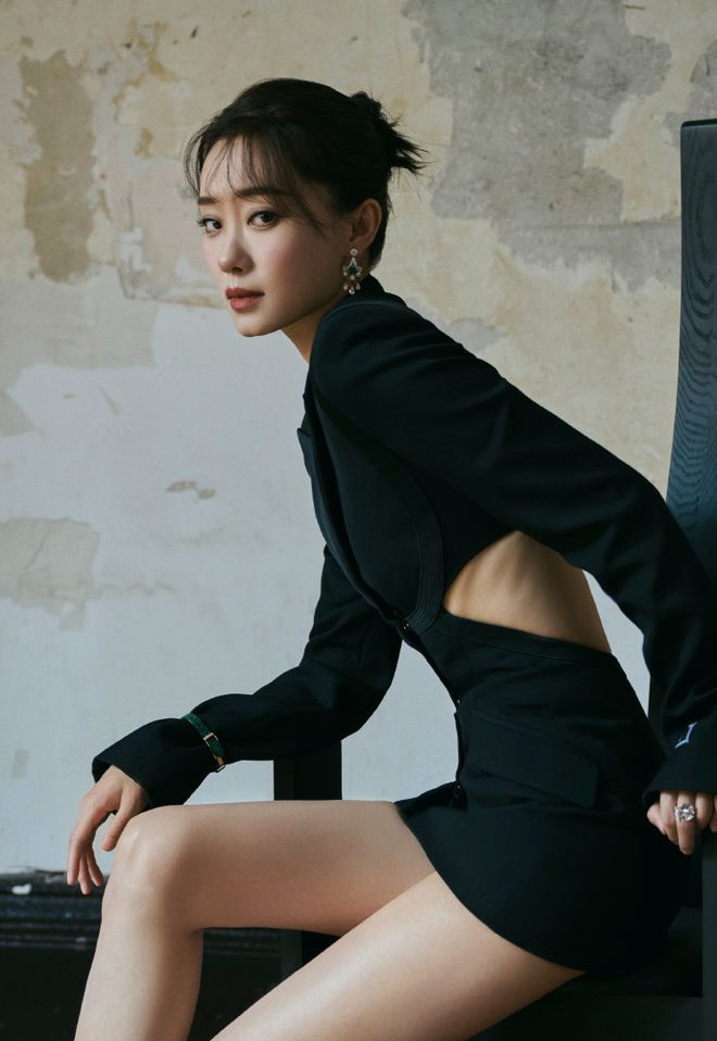 上海电影节明星怼脸生图：王源痘坑闭口明显，于文文变网红脸-王源长痘怎么回事