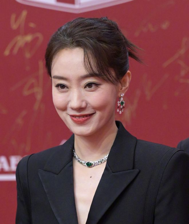 上海电影节明星怼脸生图：王源痘坑闭口明显，于文文变网红脸-王源长痘怎么回事