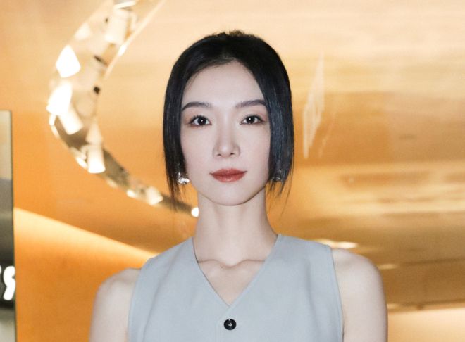 上海电影节明星怼脸生图：王源痘坑闭口明显，于文文变网红脸-王源长痘怎么回事