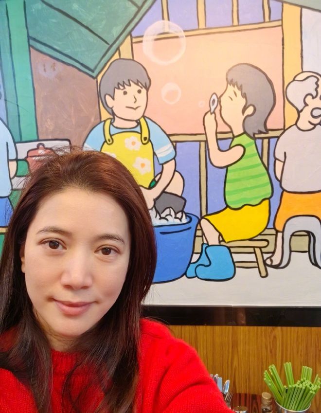 上海电影节明星怼脸生图：王源痘坑闭口明显，于文文变网红脸-王源长痘怎么回事