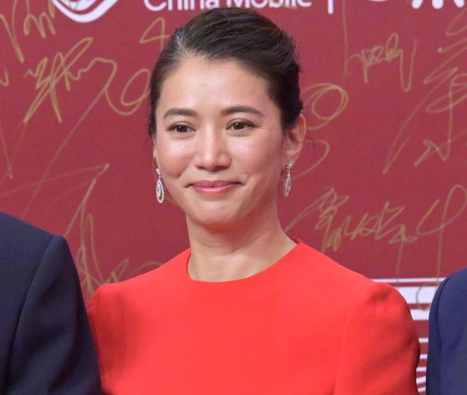 上海电影节明星怼脸生图：王源痘坑闭口明显，于文文变网红脸-王源长痘怎么回事