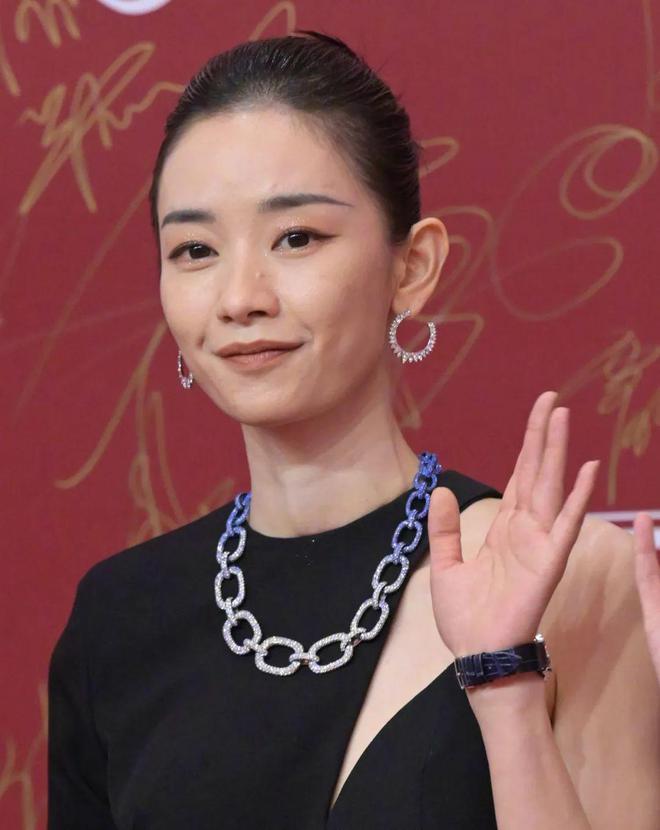 上海电影节明星怼脸生图：王源痘坑闭口明显，于文文变网红脸-王源长痘怎么回事