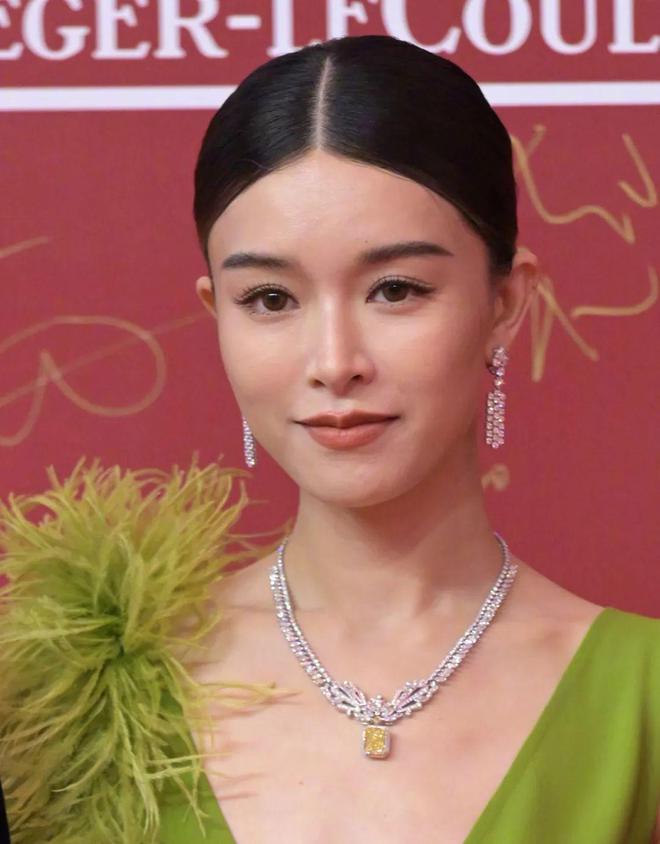 上海电影节明星怼脸生图：王源痘坑闭口明显，于文文变网红脸-王源长痘怎么回事