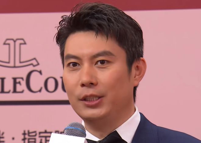 上海电影节明星怼脸生图：王源痘坑闭口明显，于文文变网红脸-王源长痘怎么回事