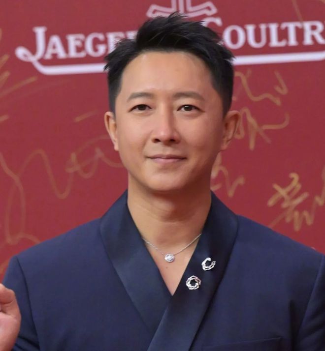 上海电影节明星怼脸生图：王源痘坑闭口明显，于文文变网红脸-王源长痘怎么回事