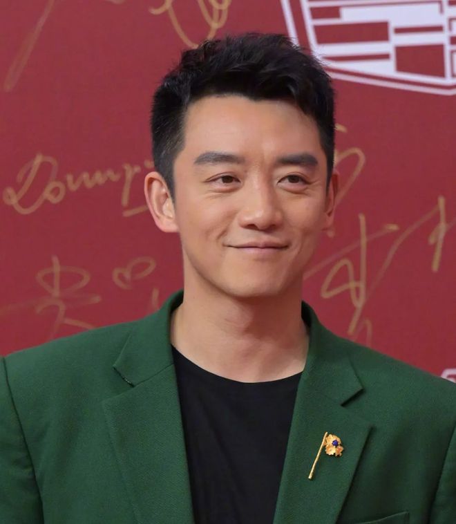 上海电影节明星怼脸生图：王源痘坑闭口明显，于文文变网红脸-王源长痘怎么回事