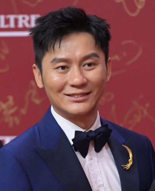 上海电影节明星怼脸生图：王源痘坑闭口明显，于文文变网红脸-王源长痘怎么回事