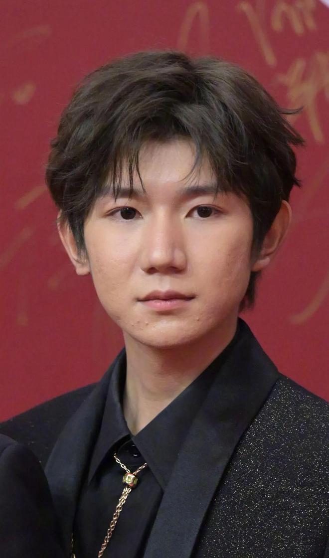 上海电影节明星怼脸生图：王源痘坑闭口明显，于文文变网红脸-王源长痘怎么回事