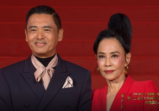 上海电影节明星怼脸生图：王源痘坑闭口明显，于文文变网红脸-王源长痘怎么回事